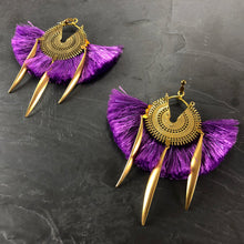 Load image into Gallery viewer, Boucles d'oreille, pompon mauve et laiton créateur Khara Tuki Paris