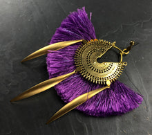 Load image into Gallery viewer, Boucles d'oreille, pompon et laiton créateur Khara Tuki Paris