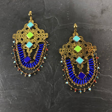 Load image into Gallery viewer, Boucles d'oreille estempe ajourée en laiton, perles de verre créateur Khara Tuki Paris