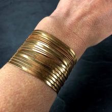 Load image into Gallery viewer, bracelet 2 tours en laiton brut, chaîne serpent plat, créateur Khara Tuki Paris