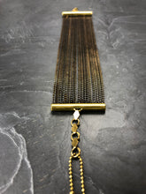 Load image into Gallery viewer, Bracelet manchette large chaîne en laiton brut et émail noir créateur Khara Tuki Paris
