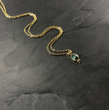 Load image into Gallery viewer, Collier Minimaliste Indien en laiton plaqué or et pierre semi précieuse malachite