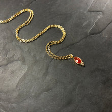Load image into Gallery viewer, Collier Minimaliste Indien en laiton plaqué or et pierre semi précieuse cornaline