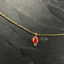 Load image into Gallery viewer, Collier Minimaliste Indien en laiton plaqué or et pierre semi précieuse cornaline