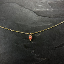 Load image into Gallery viewer, Collier Minimaliste Indien en laiton plaqué or et pierre semi précieuse cornaline