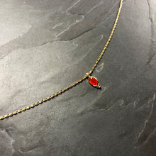 Load image into Gallery viewer, Collier Minimaliste Indien en laiton plaqué or et pierre semi précieuse cornaline