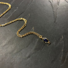 Load image into Gallery viewer, Collier Minimaliste Indien en laiton plaqué or et pierre semi précieuse lapis lazui