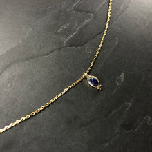 Load image into Gallery viewer, Collier Minimaliste Indien en laiton plaqué or et pierre semi précieuse lapis lazui