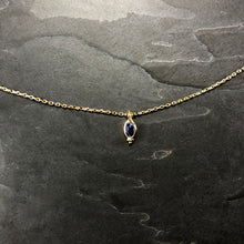 Load image into Gallery viewer, Collier Minimaliste Indien en laiton plaqué or et pierre semi précieuse lapis lazui