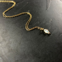 Load image into Gallery viewer, Collier Minimaliste Indien en laiton plaqué or et pierre semi précieuse pierre de lune