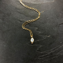 Load image into Gallery viewer, Collier Minimaliste Indien en laiton plaqué or et pierre semi précieuse pierre de lune