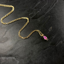 Load image into Gallery viewer, Collier Minimaliste Indien en laiton plaqué or et pierre semi précieuse rubis