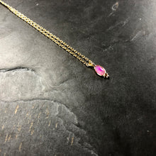 Load image into Gallery viewer, Collier Minimaliste Indien en laiton plaqué or et pierre semi précieuse rubis