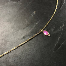 Load image into Gallery viewer, Collier Minimaliste Indien en laiton plaqué or et pierre semi précieuse rubis