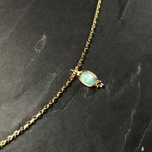 Load image into Gallery viewer, Collier Minimaliste Indien en laiton plaqué or et pierre semi précieuse