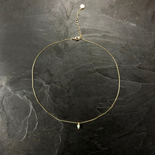 Load image into Gallery viewer, Collier Minimaliste Indien en laiton plaqué or et pierre semi précieuse