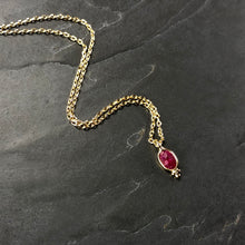 Load image into Gallery viewer, Collier Minimaliste Indien en laiton plaqué or et pierre semi précieuse
