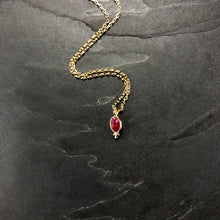 Load image into Gallery viewer, Collier Minimaliste Indien en laiton plaqué or et pierre semi précieuse