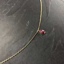 Load image into Gallery viewer, Collier Minimaliste Indien en laiton plaqué or et pierre semi précieuse