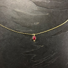 Load image into Gallery viewer, Collier Minimaliste Indien en laiton plaqué or et pierre semi précieuse