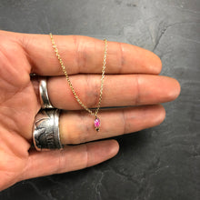 Load image into Gallery viewer, Collier Minimaliste Indien en laiton plaqué or et pierre semi précieuse rubis