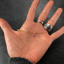 Load image into Gallery viewer, Collier Minimaliste Indien en laiton plaqué or et pierre semi précieuse rubis