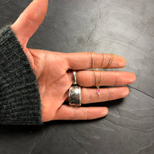 Load image into Gallery viewer, Collier Minimaliste Indien en laiton plaqué or et pierre semi précieuse