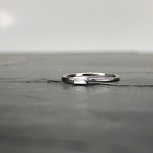 Load image into Gallery viewer, Bague argentée en laiton rhodié et cristal de Swarovski. Taille Unique : 51 1/2