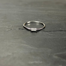 Load image into Gallery viewer, Bague argentée en laiton rhodié et cristal de Swarovski. Taille Unique : 51 1/2