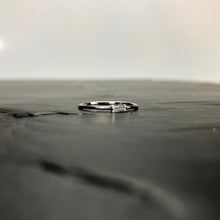 Load image into Gallery viewer, Bague argentée en laiton rhodié et cristal de Swarovski. Taille Unique : 51 1/2