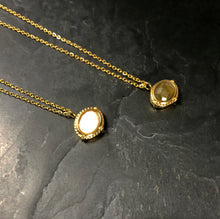Load image into Gallery viewer, Collier minimaiste acier doré et pierre semi précieuse ovale Labradorite ou agate blanche