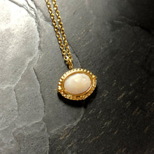 Load image into Gallery viewer, Collier minimaiste acier doré et pierre semi précieuse ovale agate blanche