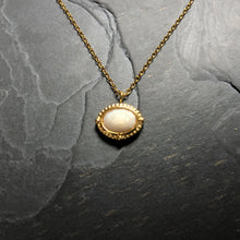 Load image into Gallery viewer, Collier minimaiste acier doré et pierre semi précieuse ovale agate blanche