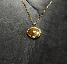 Load image into Gallery viewer, Collier minimaiste acier doré et pierre semi précieuse ovale Labradorite