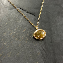 Load image into Gallery viewer, Collier minimaiste acier doré et pierre semi précieuse ovale Labradorite