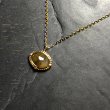 Load image into Gallery viewer, Collier minimaiste acier doré et pierre semi précieuse ovale Labradorite
