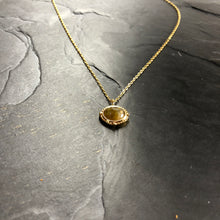 Load image into Gallery viewer, Collier minimaiste acier doré et pierre semi précieuse ovale Labradorite