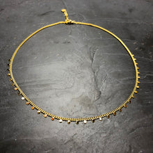 Load image into Gallery viewer, Collier ras de cou en acier doré multi sequins