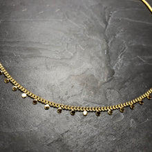 Load image into Gallery viewer, Collier ras de cou en acier doré multi sequins
