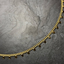 Load image into Gallery viewer, Collier ras de cou en acier doré multi sequins