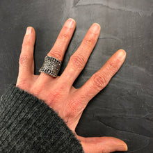 Load image into Gallery viewer, Bagues large incurvée en argent 925 et marcassites serties