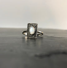Load image into Gallery viewer, Bague rectangle argent opale blanche et marcassites