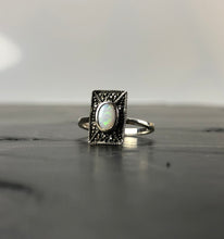 Load image into Gallery viewer, Bague rectangle argent opale blanche et marcassites
