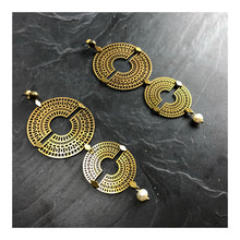 Load image into Gallery viewer, Boucles d'oreille longues à clous, disques en laiton ajouré, créateur khara Tuki Paris