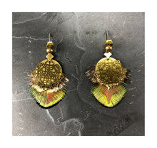 Load image into Gallery viewer, Boucles d'oreille en plumes irisées et laiton brut, créateur Khara Tuki Paris