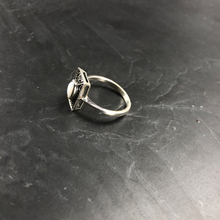 Load image into Gallery viewer, Bague rectangle argent opale blanche et marcassites