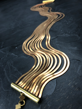 Load image into Gallery viewer, bracelet 2 tours en laiton brut, chaîne serpent plat, créateur Khara Tuki Paris