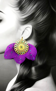 Boucles d'oreille grand format en plumes violette et cristal de Swarovski vert créateur Khara Tuki Paris