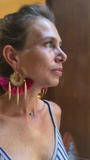 video Boucles d'oreille, pompon rouge  et laiton créateur Khara Tuki Paris