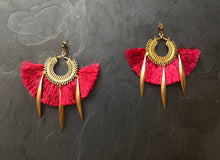 Load image into Gallery viewer, Boucles d&#39;oreille, pompon rouge  et laiton créateur Khara Tuki Paris
